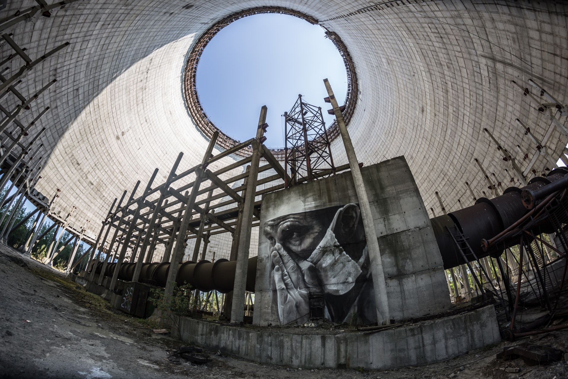 Imagem mostra uma das áreas desativadas da usina nuclear de Chernobyl, com escombros