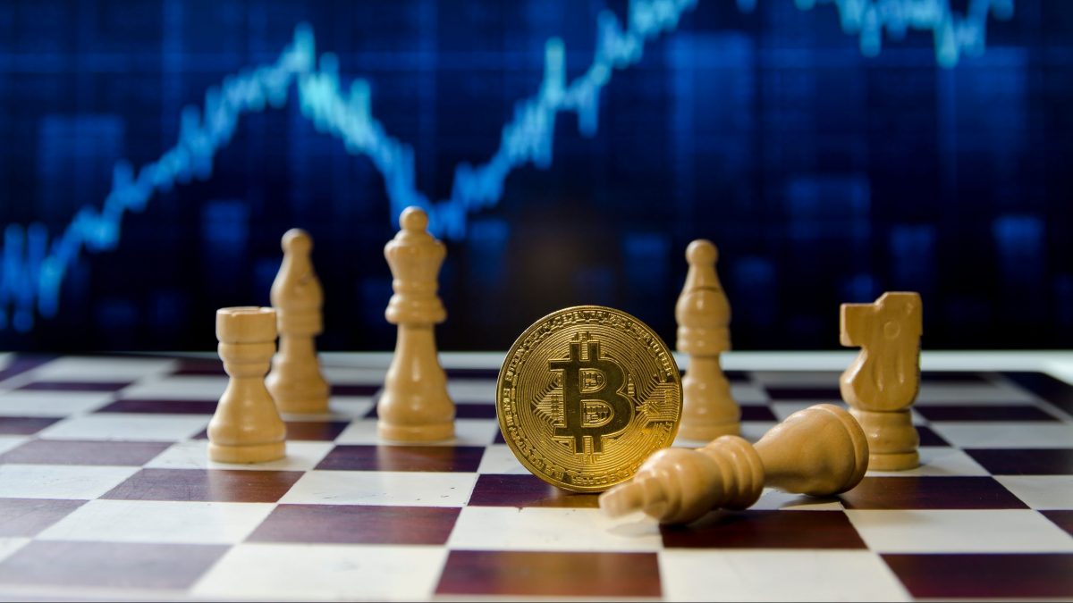 bitcoin com peças de xadrez e gráfico ao fundo