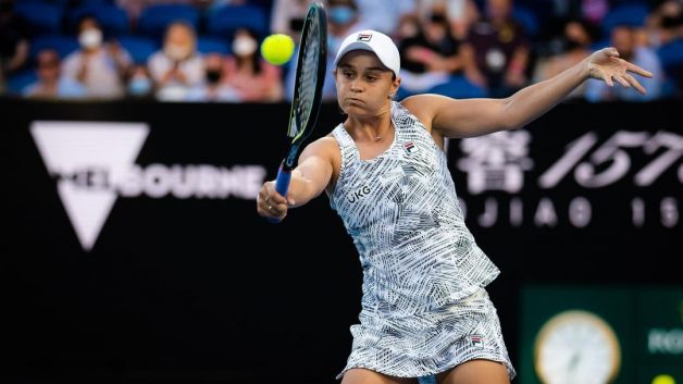 Ashleigh Barty jogando durante partida de tênis