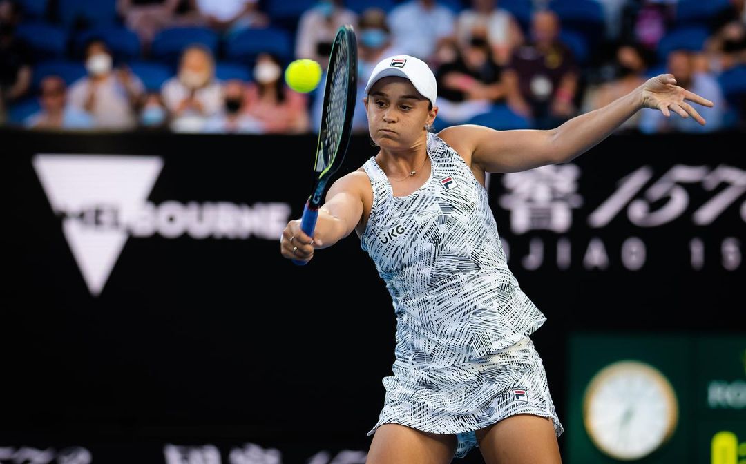 Ashleigh Barty jogando durante partida de tênis