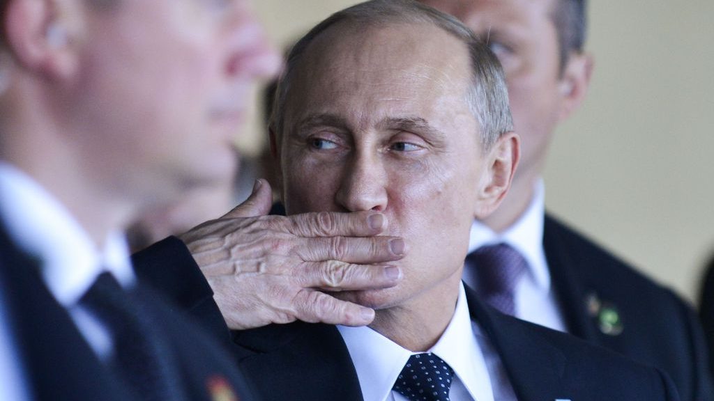 Presidente russo, Vladimir Putin, com a mão na boca simulando envio de um beijo | Rússia, Biden, Guerra