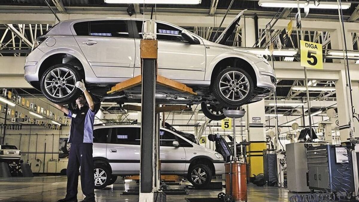 Carro para revisão em concessionária da GM (General Motors)