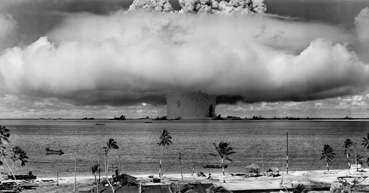 Imagem de uma bomba nuclear explodindo e formando a imagem de um cogumelo