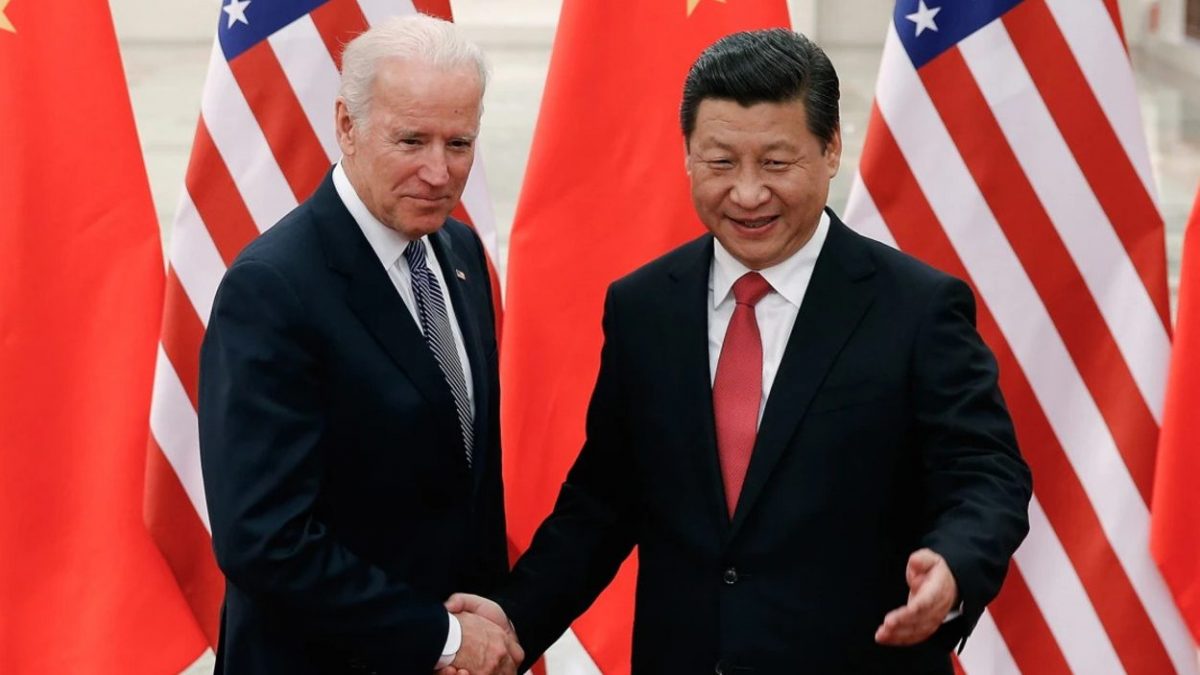 Presidente dos EUA, Joe Biden, ao lado do presidente da China, Xi Jinping