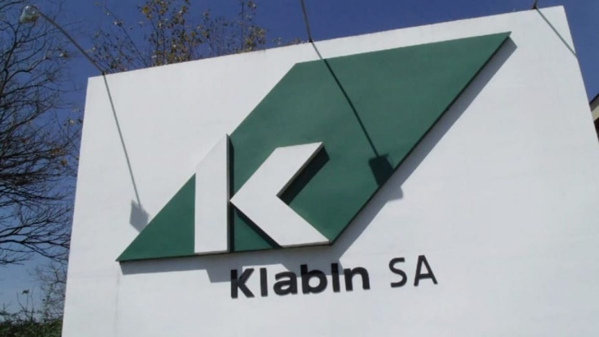 Totem com o logo da Klabin (KLBN11) em frente à sede da empresa
