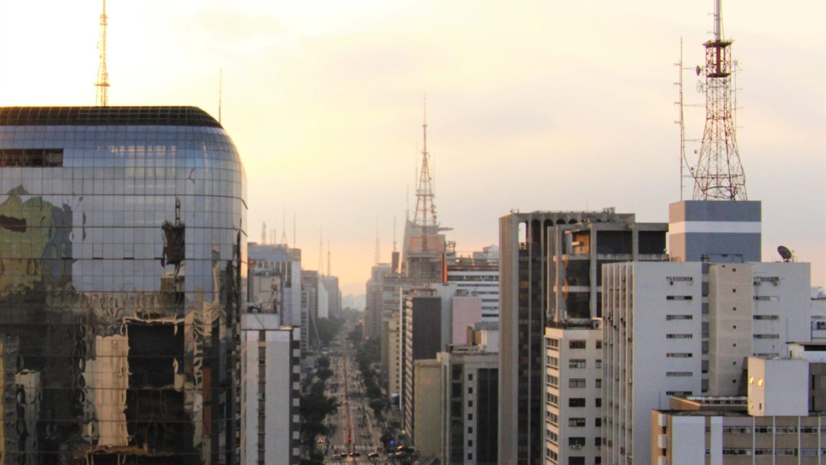 Vista do alto da Avenida Paulista, importante local de lajes corporativas para fundos imobiliários (FIIs)