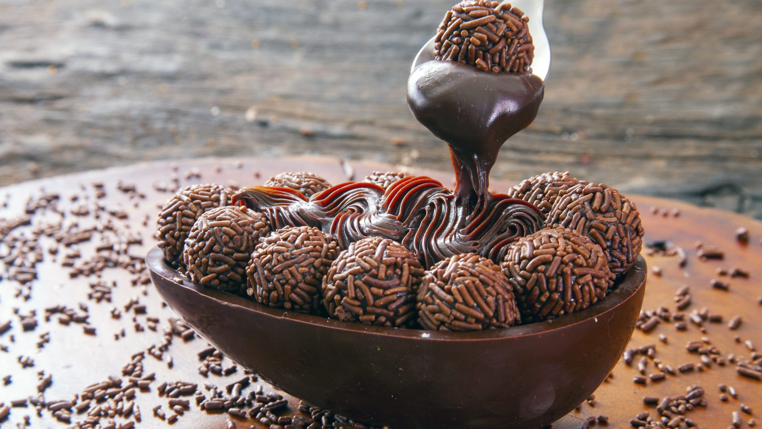 Ovo de Páscoa recheado com brigadeiro