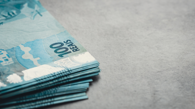 notas de 100 reais, representando renda