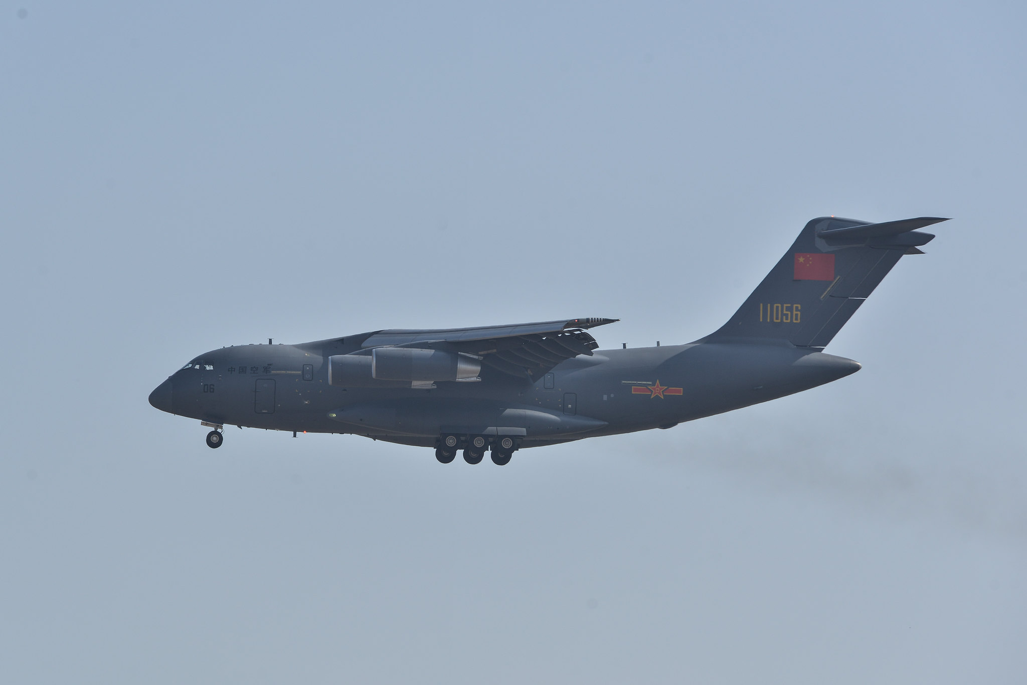 Avião militar cinza em pleno voo