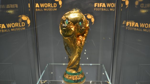 Taça da Copa do Mundo exposta do museu da Fifa dentro de uma proteção de vidro