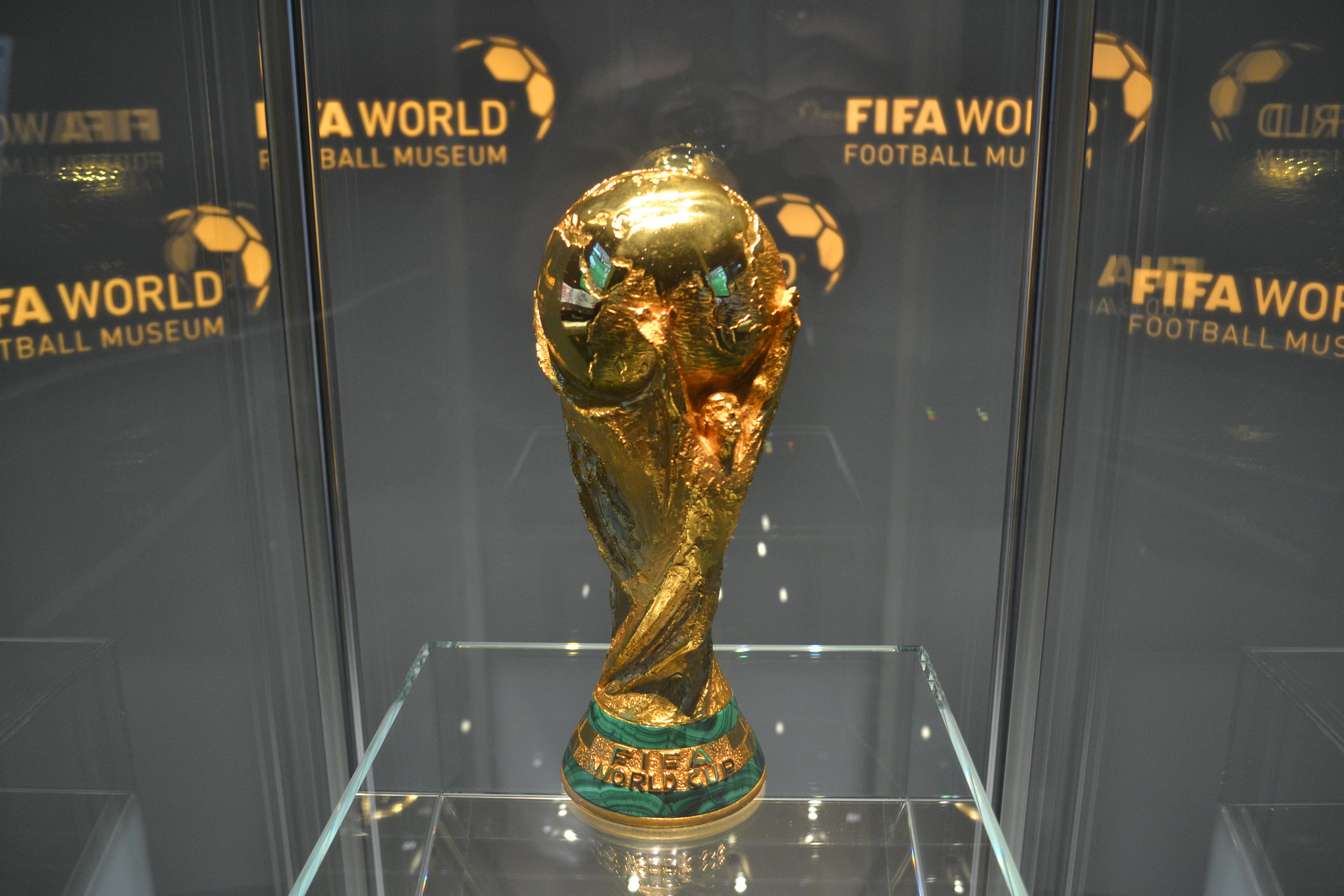 Taça da Copa do Mundo exposta do museu da Fifa dentro de uma proteção de vidro