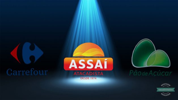 Logo do Carrefour, Assaí e Pão de Açúcar com um holofote no meio destacando a logo do Assaí
