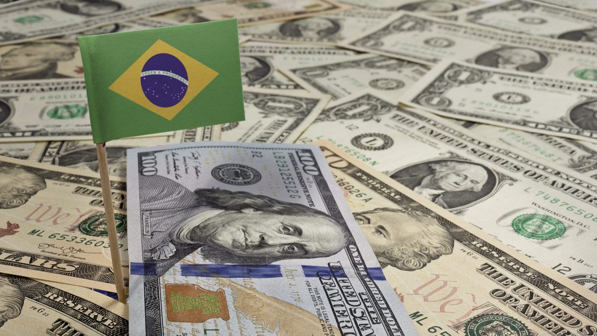 Bandeira do Brasil sobre cédulas de dólar