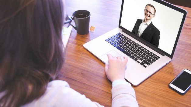 entrevista de emprego é onde os candidatos são testados e perguntados sobre eventuais mentiras