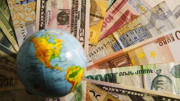 investidores pelo mundo atentos a indicadores que possam mexer nas expectativas