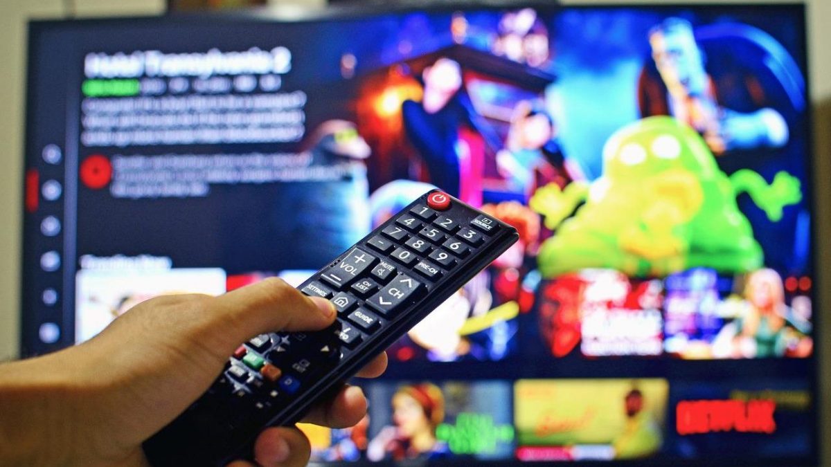 Televisão na tela da Netflix (NFLX34) mostrando um controle apontado para a tela