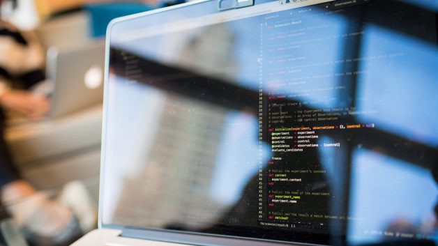 tela de computador com códigos de programação Empiricus