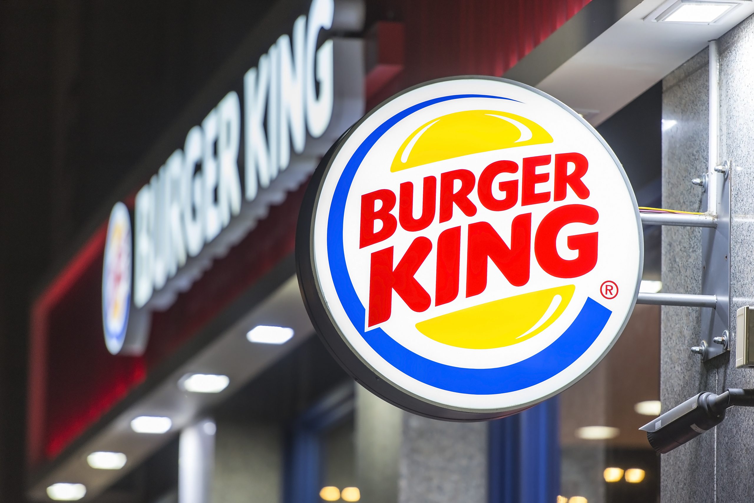 placa do Burger King em frente a loja
