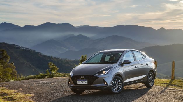 Carro HB20S Platinum Plus MY22 com montanha ao fundo