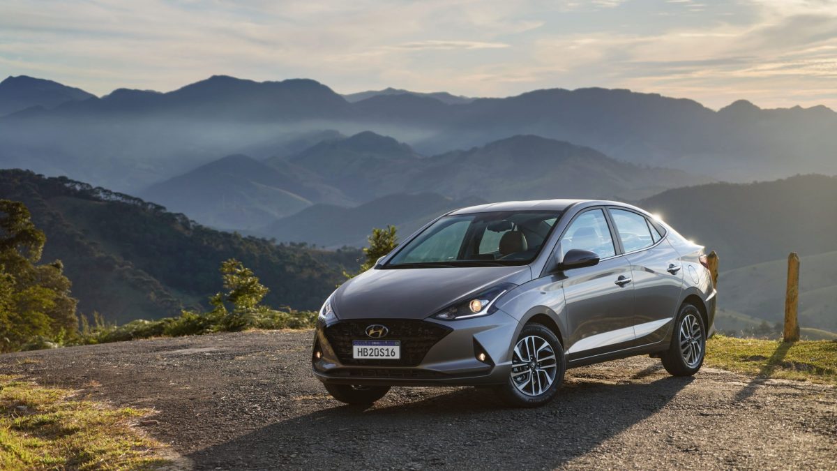 Carro HB20S Platinum Plus MY22 com montanha ao fundo