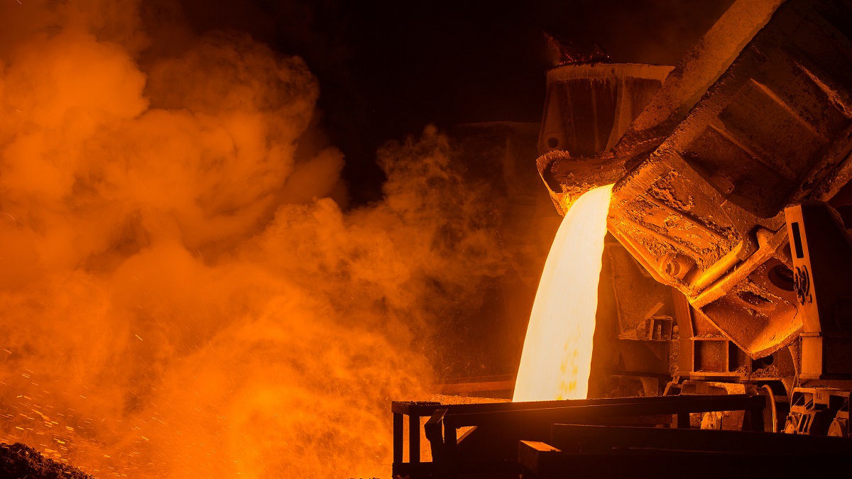 Imagem mostra forno de usina siderúrgica despejando aço derretido. Simboliza as siderúrgicas da bolsa, como Gerdau (GGBR4), CSN (CSNA3) e Usiminas (USIM5)