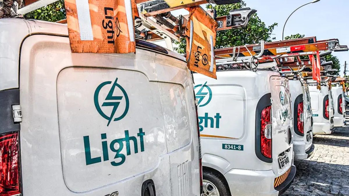Carros de serviço com adesivos da Light (LIGT3)