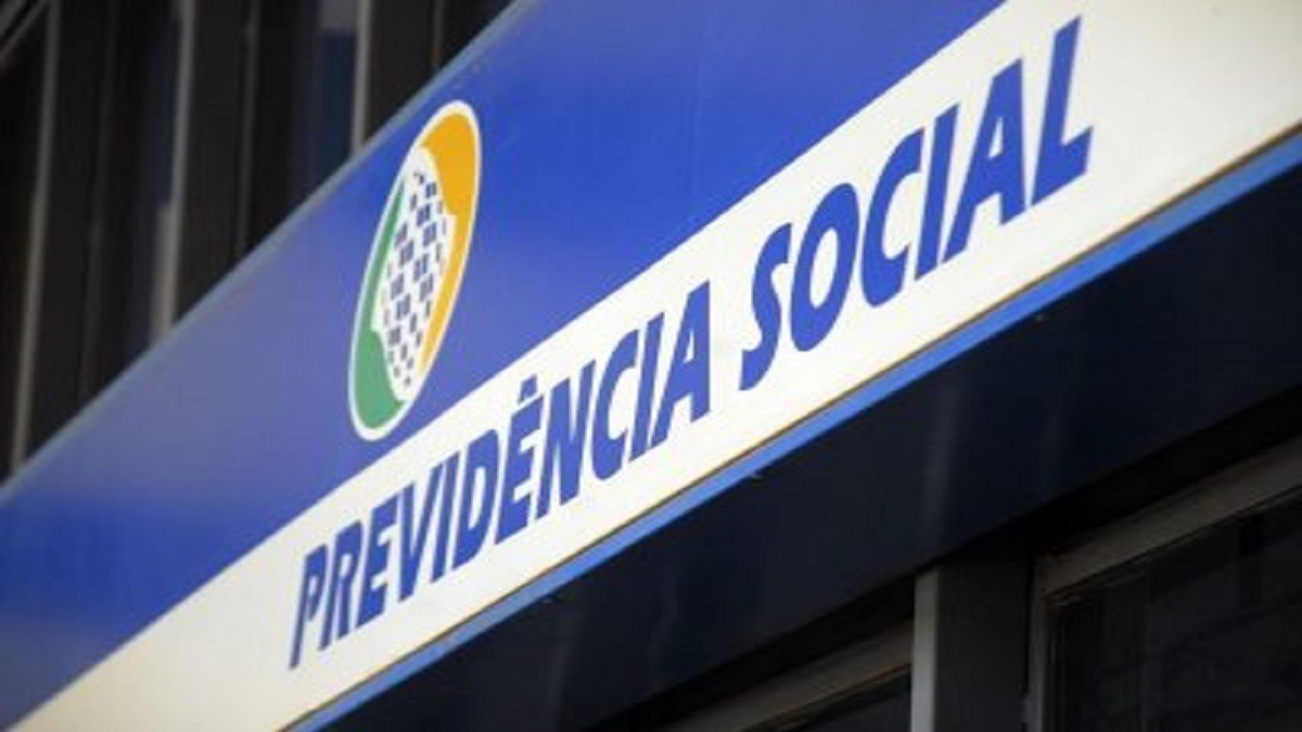 Fachada de um prédio do INSS, escrito "previdência social" com o símbolo