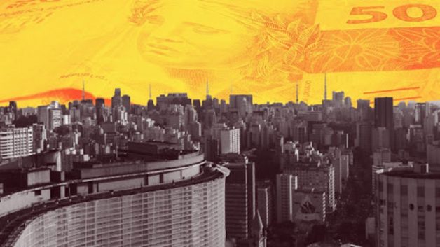 Prédios e imóveis em São Paulo em preto e branco, com uma nota de 50 reais laranja no fundo