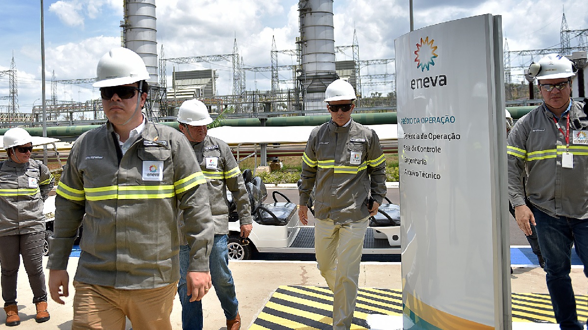 Funcionários da Eneva (ENEV3) andando por uma das plantas da companhia