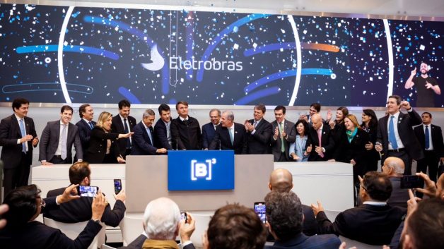 Presidente Jair Bolsonaro e demais autoridades presentes no toque de campainha da Eletrobras na B3