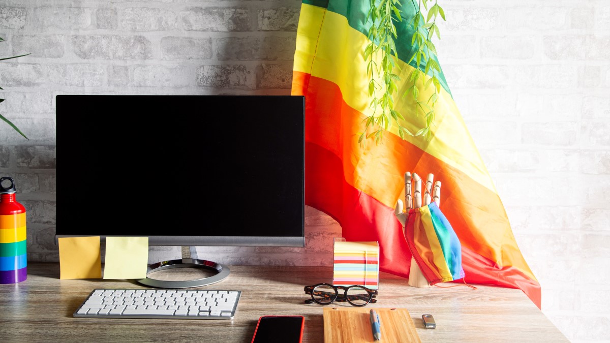 Escritório com acessórios e decoração Orgulho LGBTQIAP+ e carreira