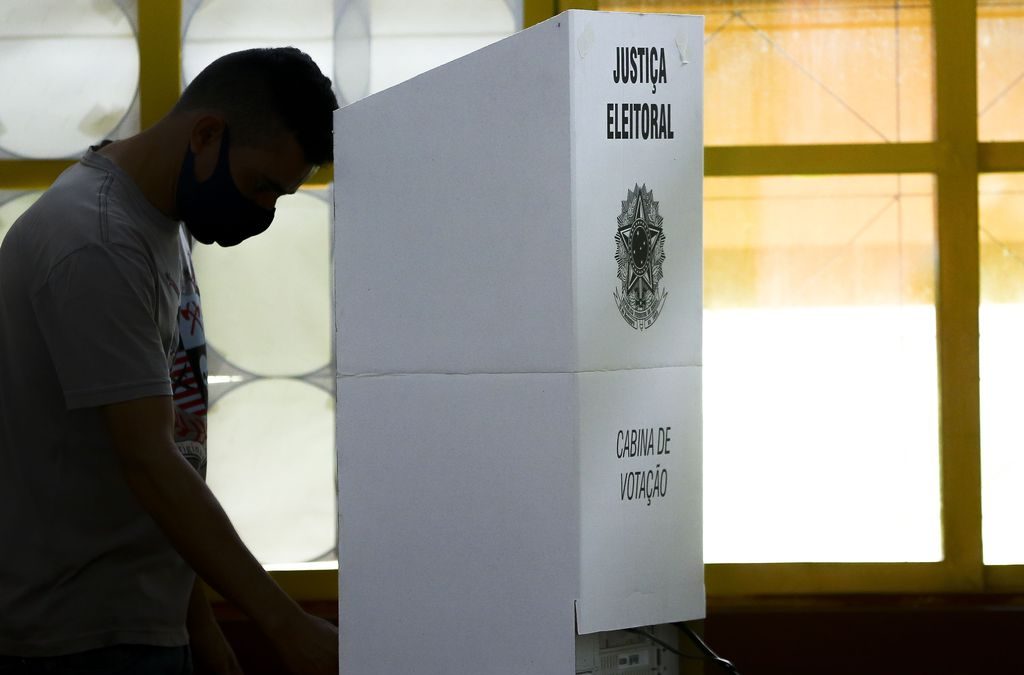 Homem vota na urna eletrônica, na cabine eleitoral | Votação eleições 2022