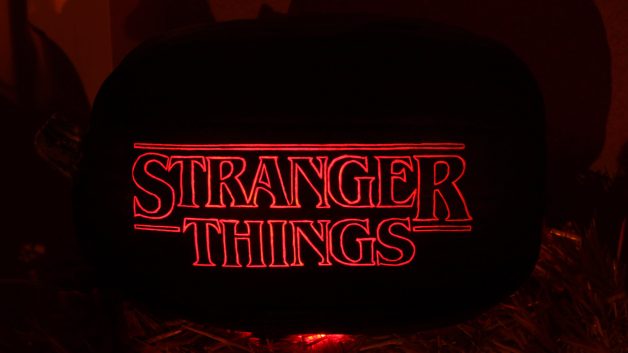 Logo vermelho com fundo preto da série da Netflix Stranger Things