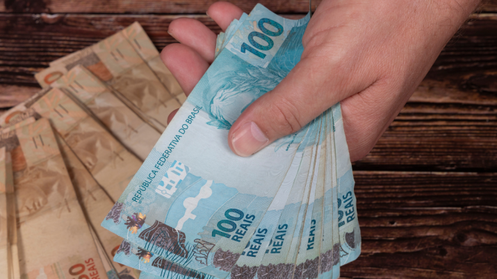 Pagamento com notas de 50 e 100 reais - imposto