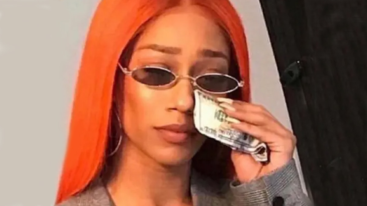 meme mulher chorando com dinheiro na mão
