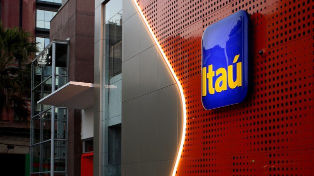 Agência do Itaú Unibanco (ITUB4) com o logo do banco em primeiro plano