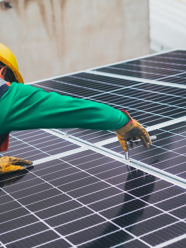 Taxação do Sol: homem instala painel de energia solar