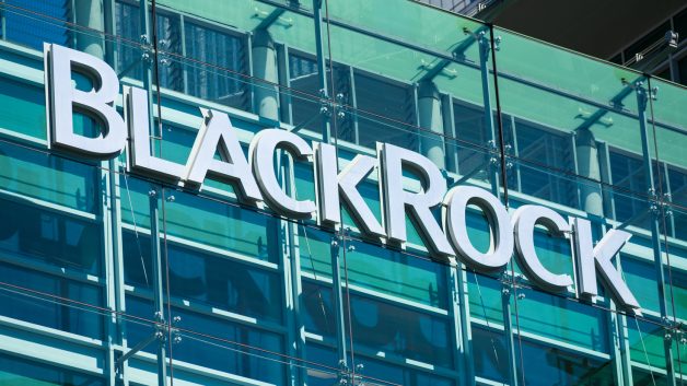 fachada da gestora de investimentos blackrock, com letreiro em branco suspenso na parede de vidro; fundo de exploração com bitcoin