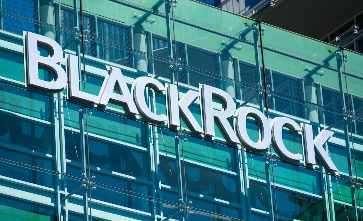 fachada da gestora de investimentos blackrock, com letreiro em branco suspenso na parede de vidro; fundo de exploração com bitcoin