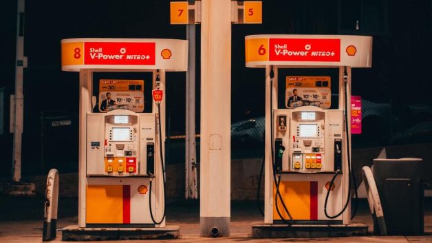Bombas de gasolina de um posto de combustíveis Shell