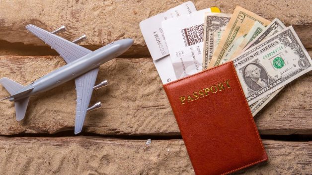 Dólares, avião e passaporte simbolizando viagem ao exterior