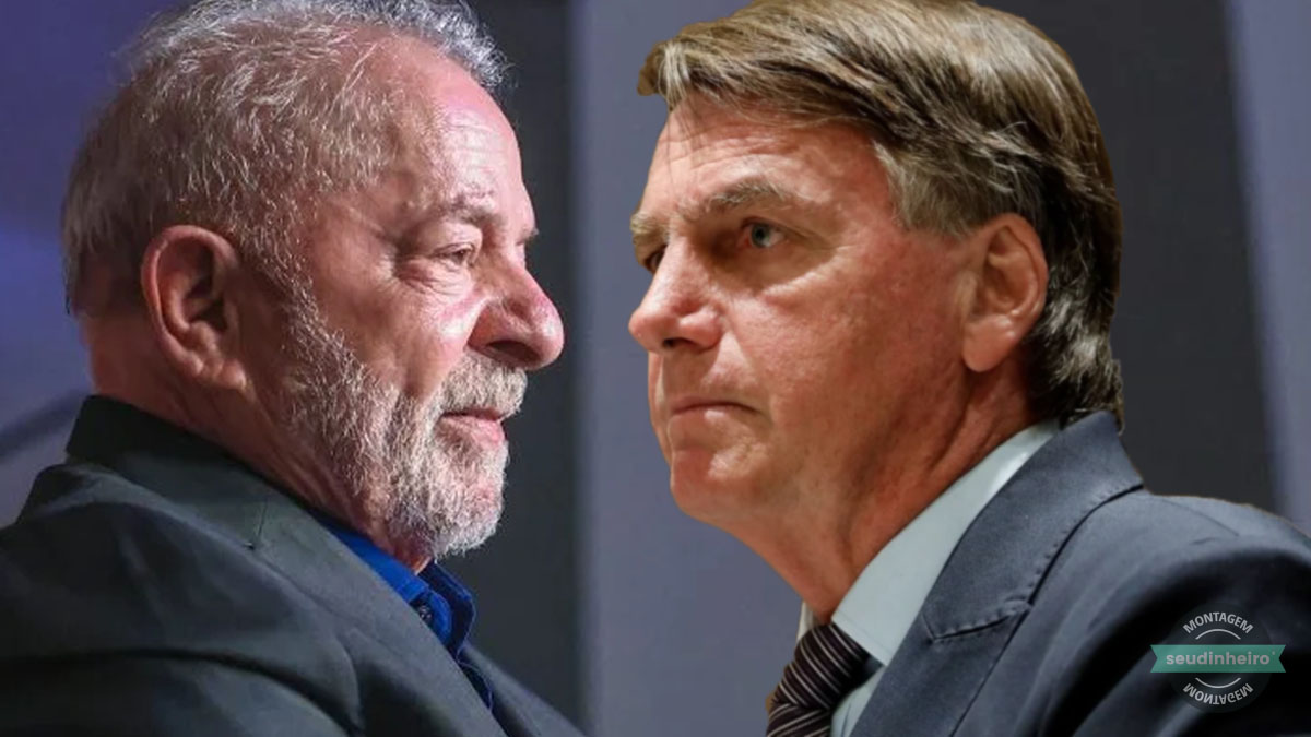 Luiz Inácio Lula da Silva veste terno cinza escuro e camisa azul jeans. Ele encara Bolsonaro, que veste terno e grata cinza em montagem.