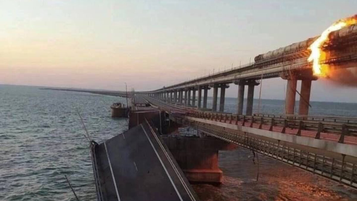 Ponte de Kerch, ligação entre a Rússia e a Crimeia, é destruída após ataque, num novo desdobramento da guerra da Ucrânia; Vladimir Putin ainda não se pronunciou oficialmente