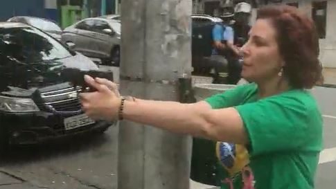 Carla Zambelli aponta arma no meio da rua