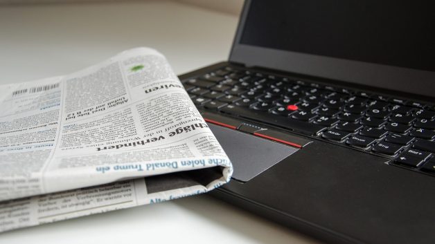 Jornal sobre notebook