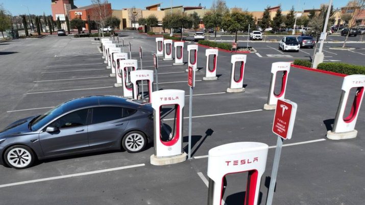 Carro da Tesla em carregamento