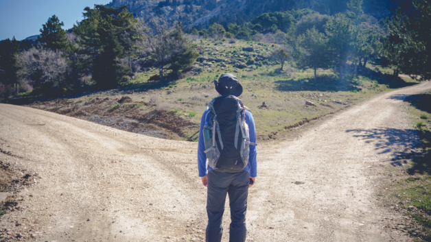homem em dúvida em frente a uma bifurcação