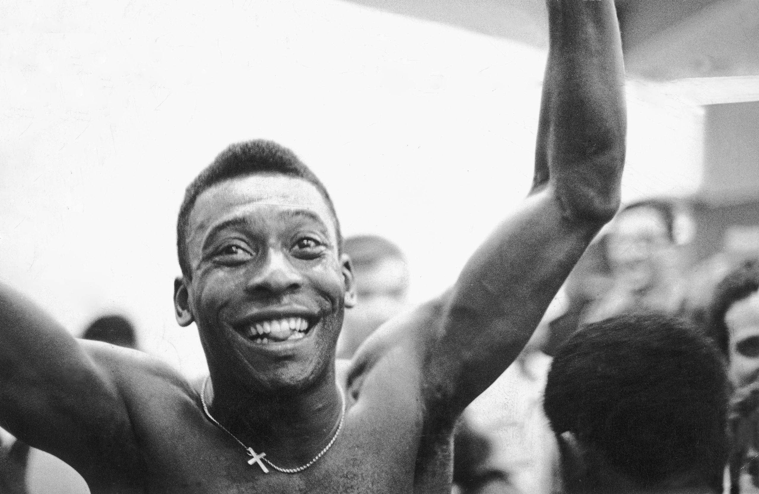 Pelé, Rei do Futebol. sorrindo ao comemorar título