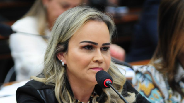 A ministra do Turismo, Daniela Carneiro (União Brasil), é responsável pela primeira grande crise do novo governo