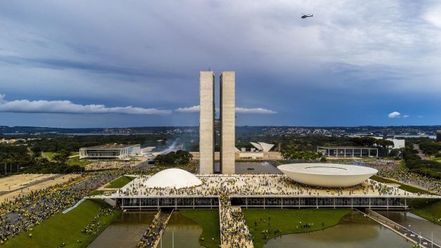Manifestantes bolsonaristas invadem o Congresso e depredam as instalações da Câmara e do Senado, em ato terrorista